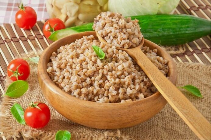 Buckwheat porridge eta barazkiak pisua galtzeko